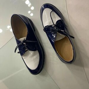 Oxford-style dress shoes. Probably size 5. Blue sides with white front panne